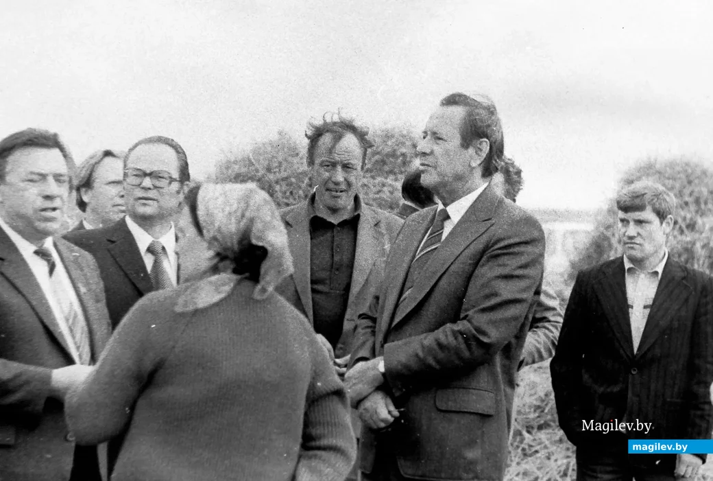 Петр Машеров во время посещений Бобруйщины в 1980 году. Слева от него – председатель колхоза