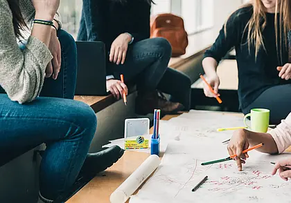 В школах подростков будут учить психологическому благополучию и помощи сверстникам