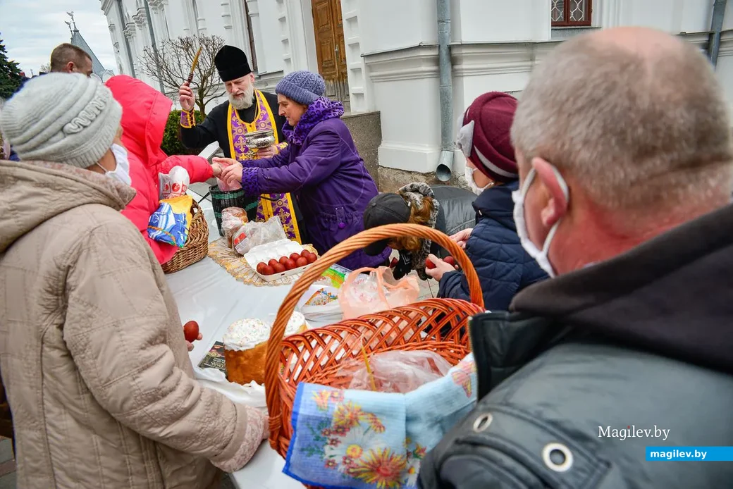 18.04.2020. Настоятель Свято-Георгиевского храма протоиерей Геннадий Вейго освящает пасхальные