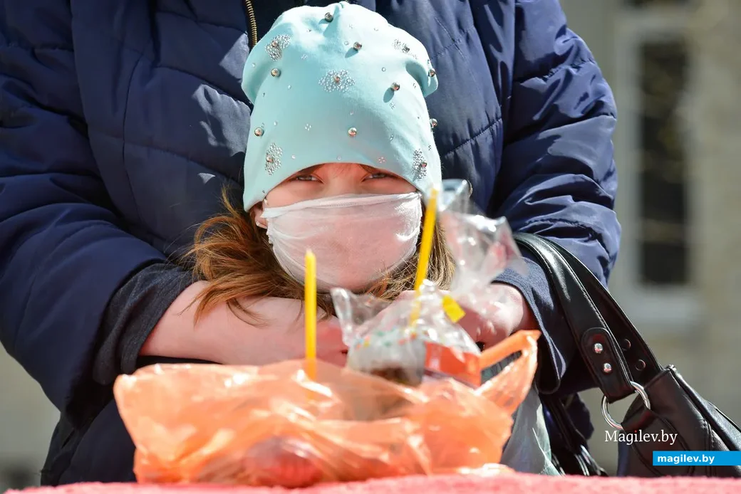 18.04.2020. Освящение пасхальных куличей и снеди у стен кафедрального Свято-Никольского собора