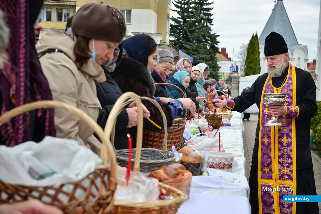 18.04.2020. Настоятель Свято-Георгиевского храма протоиерей Геннадий Вейго освящает пасхальные