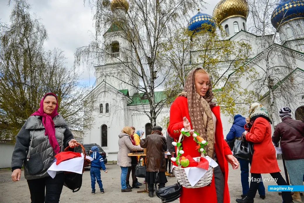 18.04.2020. Освящение пасхальных куличей и снеди у стен кафедрального Свято-Никольского собора