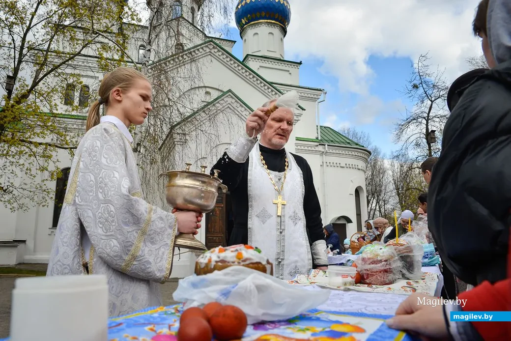 18.04.2020. Освящение пасхальных куличей и снеди у стен кафедрального Свято-Никольского собора