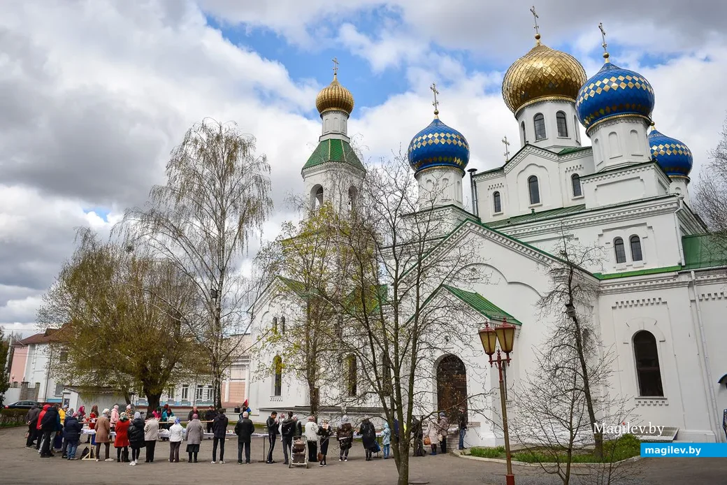 18.04.2020. Освящение пасхальных куличей и снеди у стен кафедрального Свято-Никольского собора