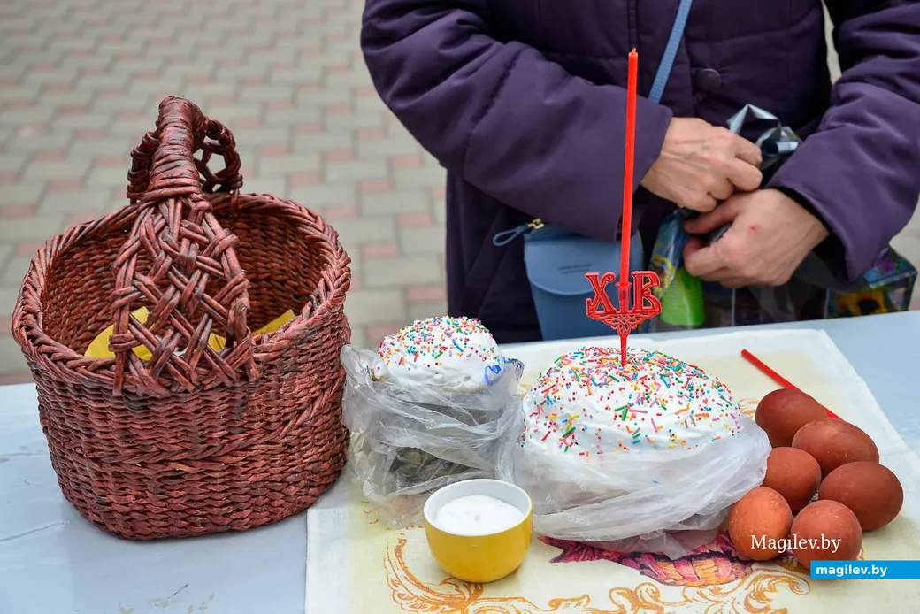 18.04.2020. Освящение пасхальных куличей и снеди в Свято-Георгиевской церкви Бобруйска