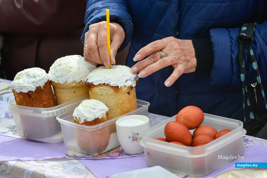 18.04.2020. Освящение пасхальных куличей и снеди у стен кафедрального Свято-Никольского собора