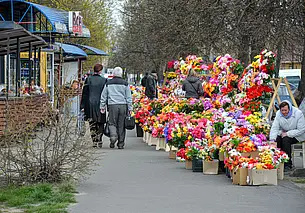 Минприроды призывает отказаться от пластиковых цветов при посещении кладбищ на Радуницу