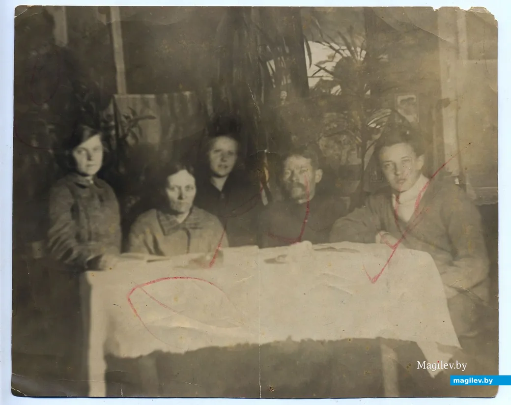 Вера, Анна, Зина, Василий и Николай Колесниковы дома. Бобруйск, 1930-е.