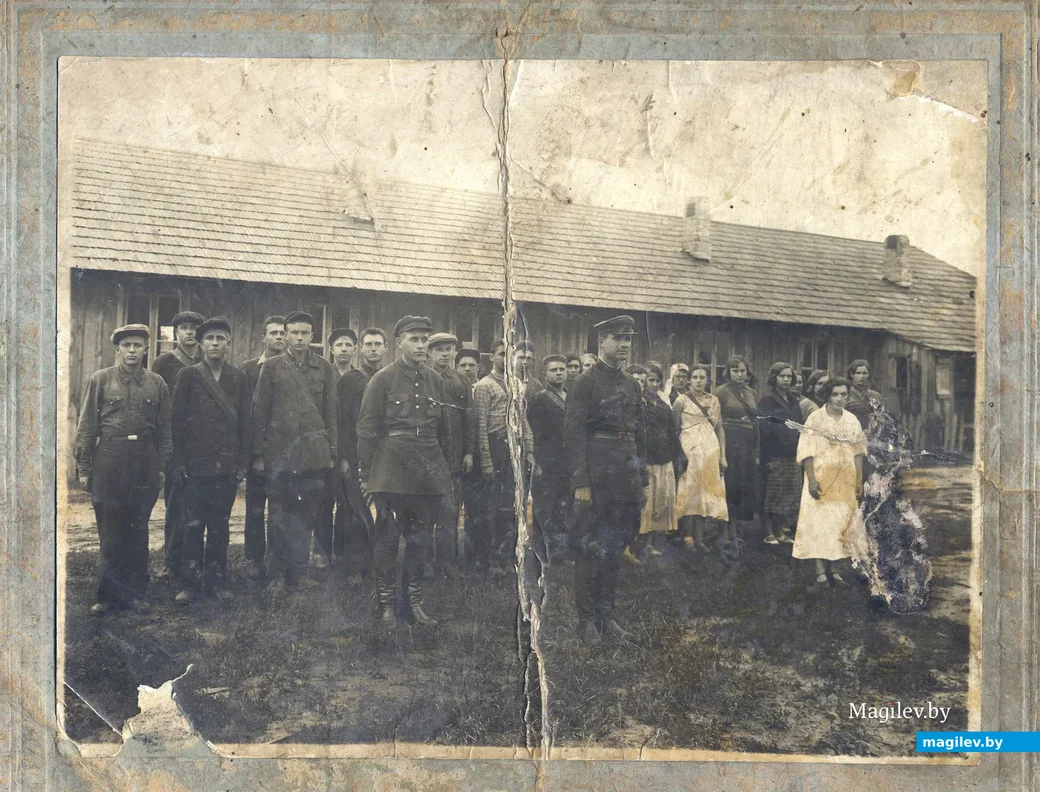 Николай Колесников (1-й слева) на сборах. 1934-й год.