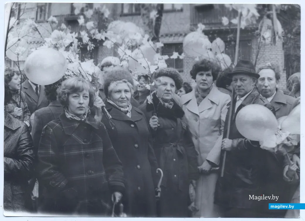 Галина Колесникова (слева) с коллегами на первомайской демонстрации. 1970-е