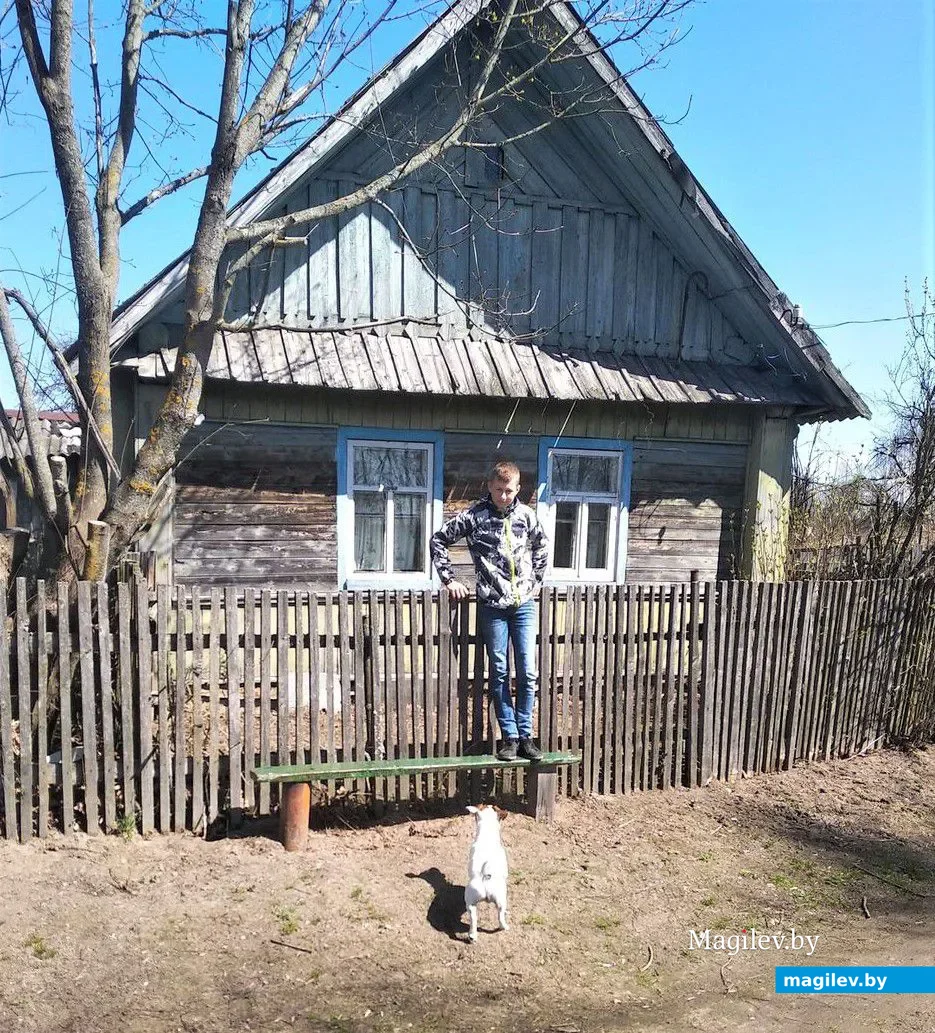 Мой внук Богдан возле дома прадеда Ивана.