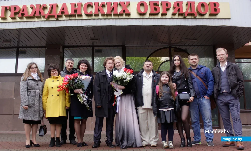 30.04.2020. Свадьба актёров бобруйского театра Александра Тихонова и Ольги Матвеевой. Справа –