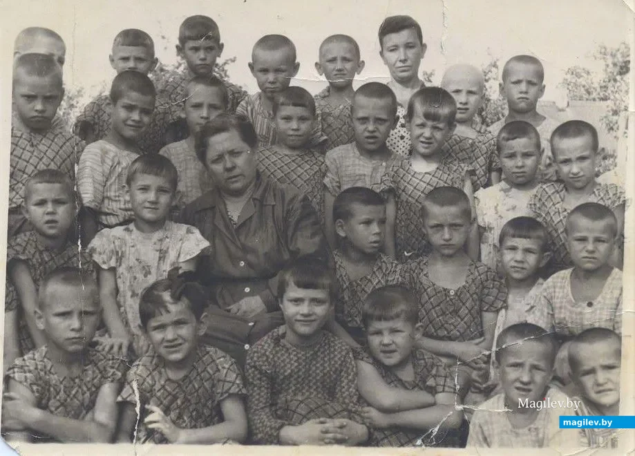 5. Анна Андреевна Гудеева (Глуховцова) (в центре) с воспитанниками Бобруйского детдома №1.