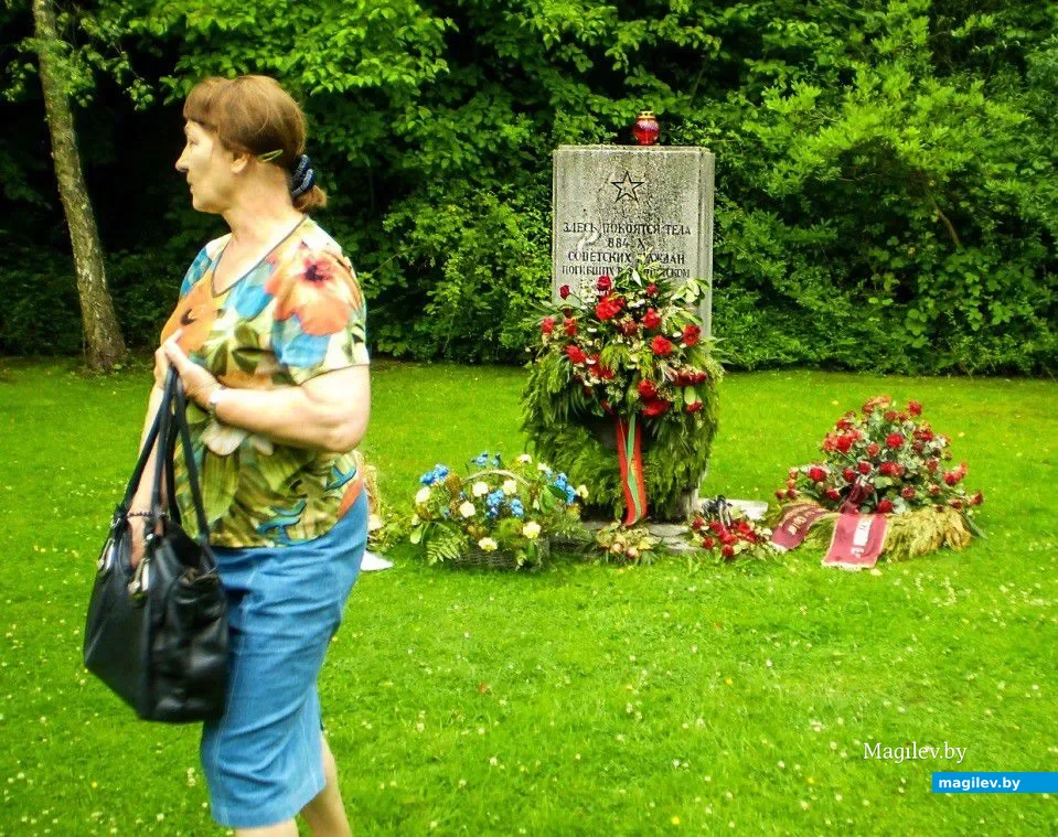Памятник на братской могиле, где покоится прах Андрея Терещенко. И его дочь Лидия.