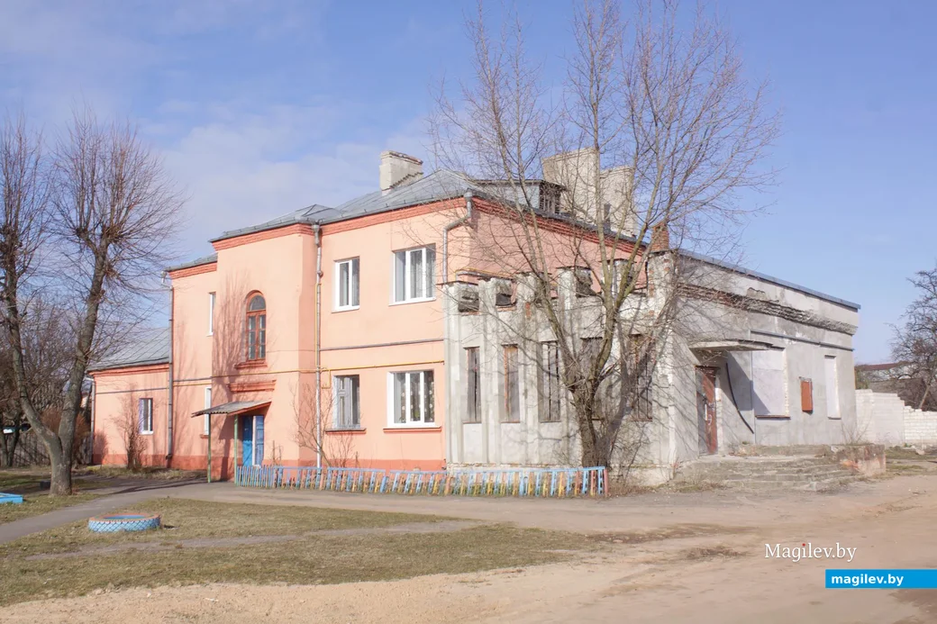 Старинный дом в переулке Менжинского, 34. «Белым» дом прозвали за то, что его стены с