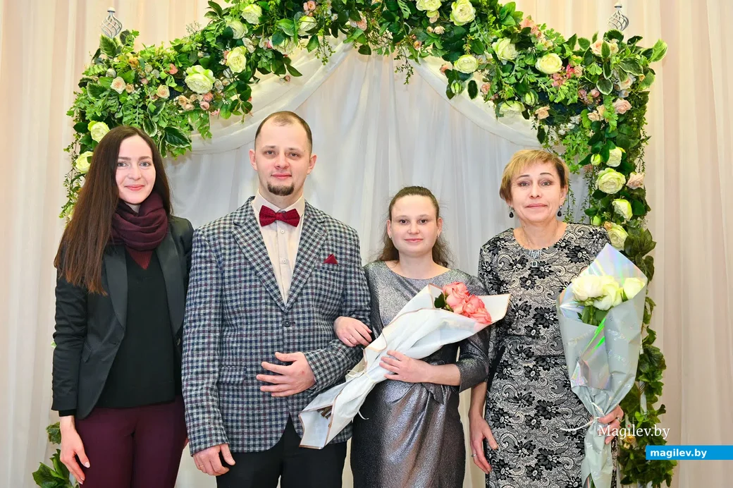 12.03.2021. Бобруйск. Свадебная пара. Ирина и Максим. С ними переводчик жестового языка Анна и мама