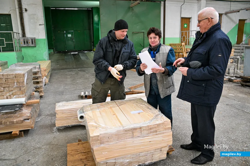 29.01.2021. Бобруйск. Юрий Дмитриевич Ковальчук (справа) с мастером цеха №4 Александром Дробовым и