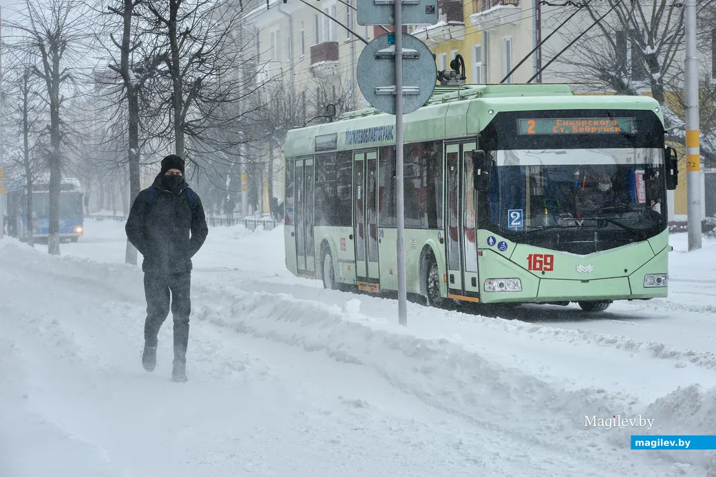 12.02.2021. Бобруйск. Сильный снегопад в Бобруйске привел к затруднениям в работе транспорта и