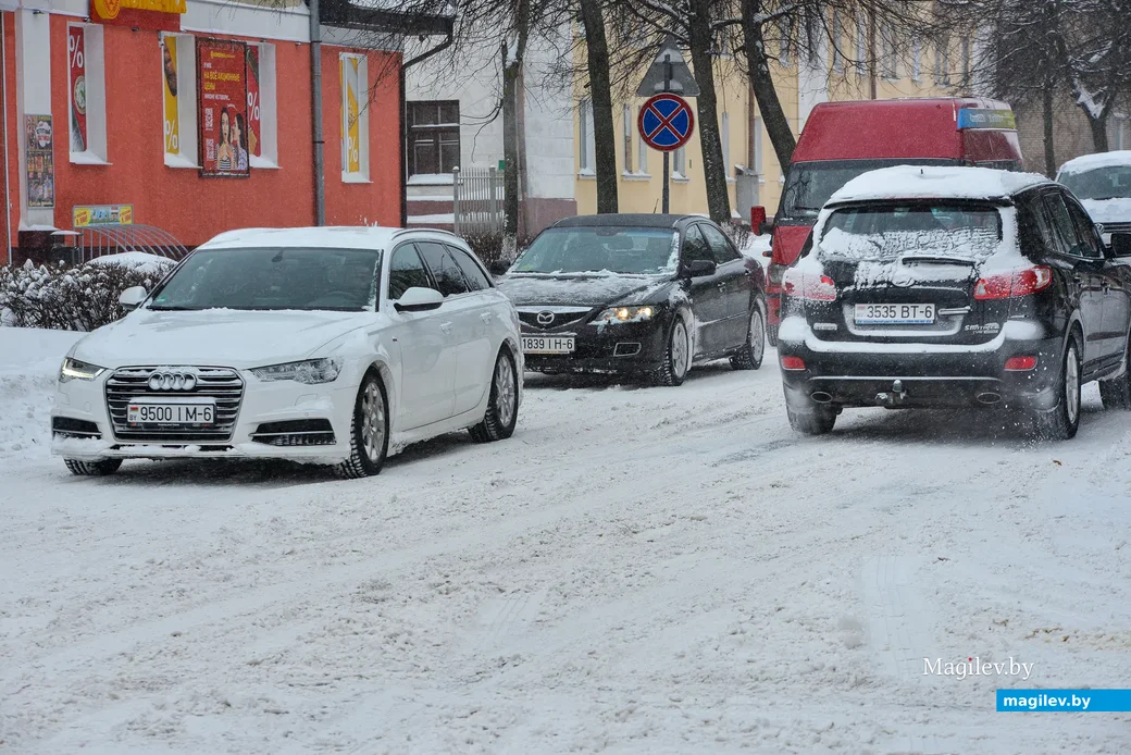 12.02.2021. Бобруйск. Сильный снегопад в Бобруйске привел к затруднениям в работе транспорта и
