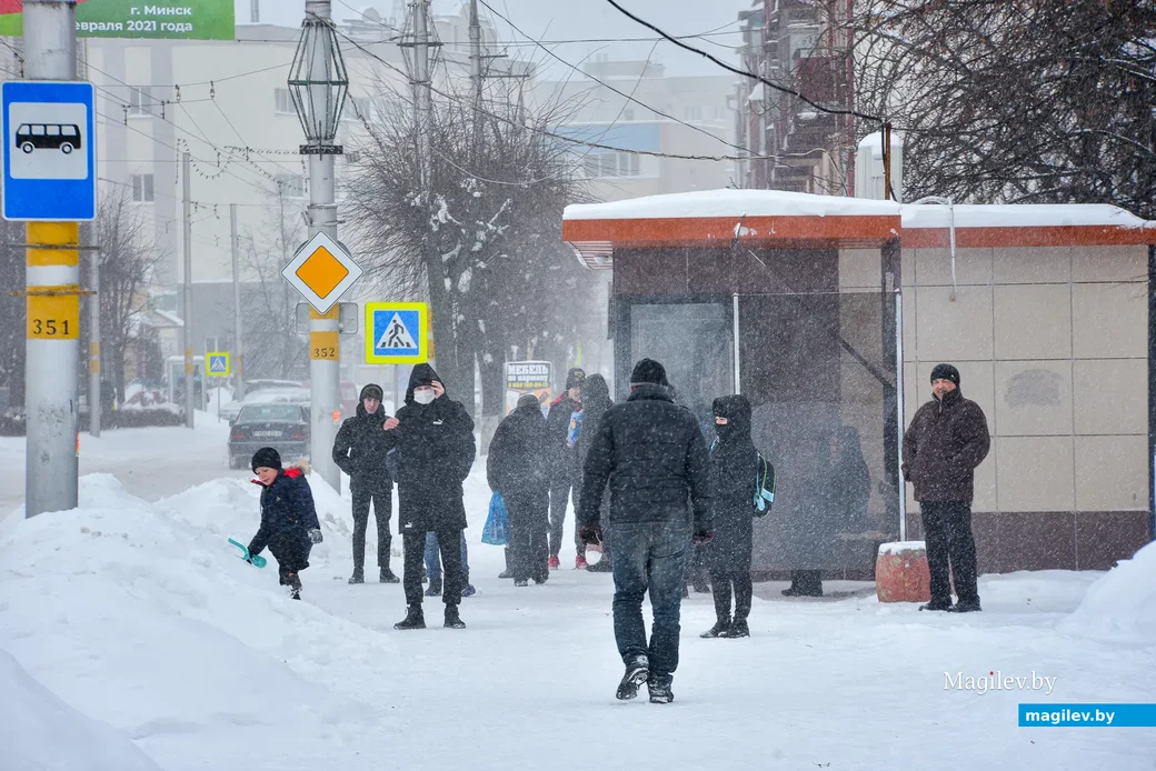 12.02.2021. Бобруйск. Сильный снегопад в Бобруйске привел к затруднениям в работе транспорта и