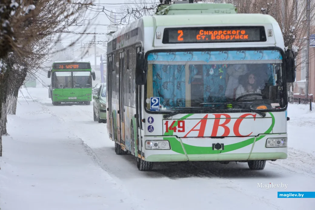 12.02.2021. Бобруйск. Сильный снегопад в Бобруйске привел к затруднениям в работе транспорта и
