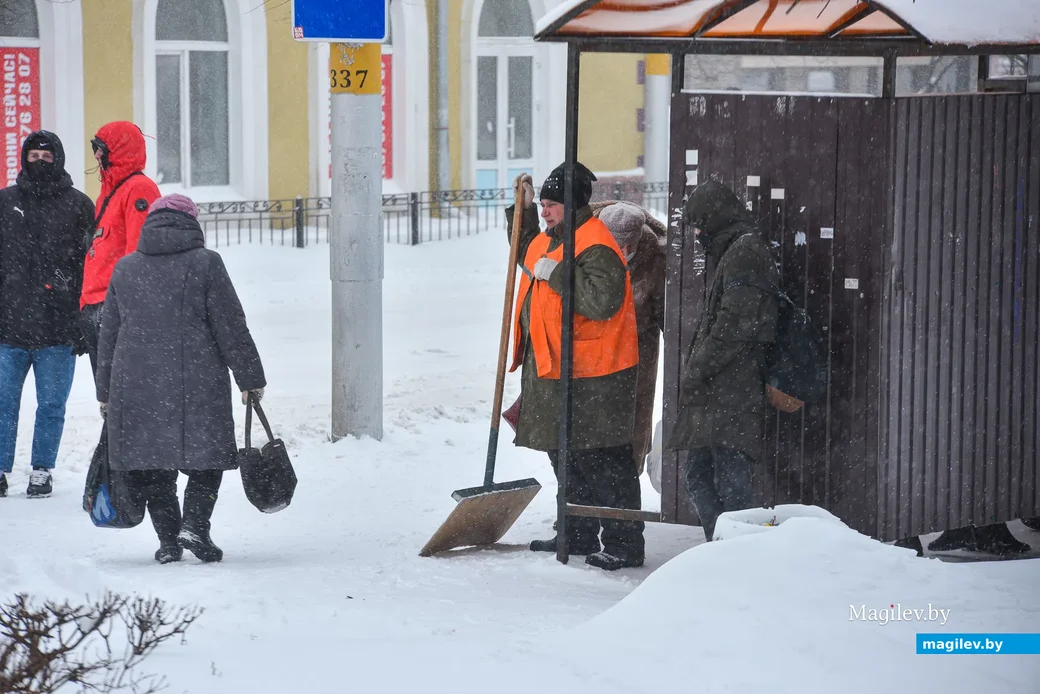 12.02.2021. Бобруйск. Сильный снегопад в Бобруйске привел к затруднениям в работе транспорта и