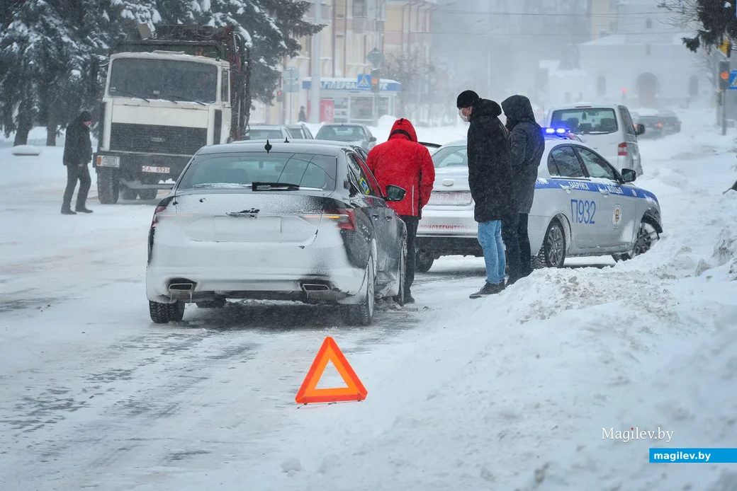 12.02.2021. Бобруйск. Сильный снегопад в Бобруйске привел к затруднениям в работе транспорта и