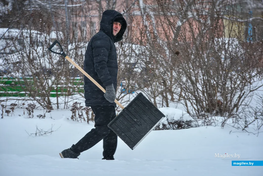 12.02.2021. Бобруйск. Сильный снегопад в Бобруйске привел к затруднениям в работе транспорта и