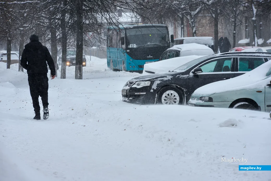 12.02.2021. Бобруйск. Сильный снегопад в Бобруйске привел к затруднениям в работе транспорта и