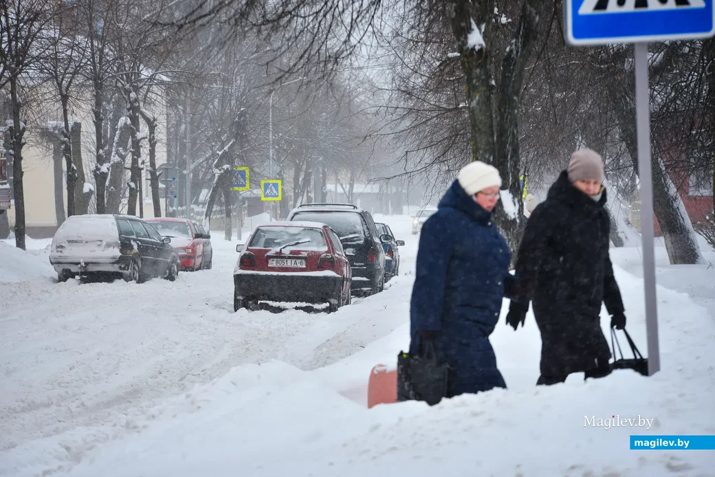 12.02.2021. Бобруйск. Сильный снегопад в Бобруйске привел к затруднениям в работе транспорта и