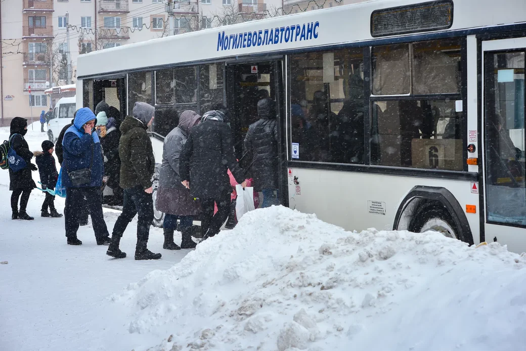 12.02.2021. Бобруйск. Сильный снегопад в Бобруйске привел к затруднениям в работе транспорта и