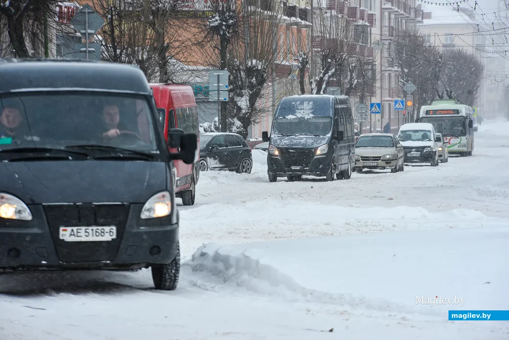 12.02.2021. Бобруйск. Сильный снегопад в Бобруйске привел к затруднениям в работе транспорта и