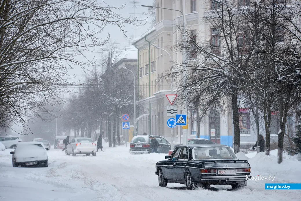 12.02.2021. Бобруйск. Сильный снегопад в Бобруйске привел к затруднениям в работе транспорта и