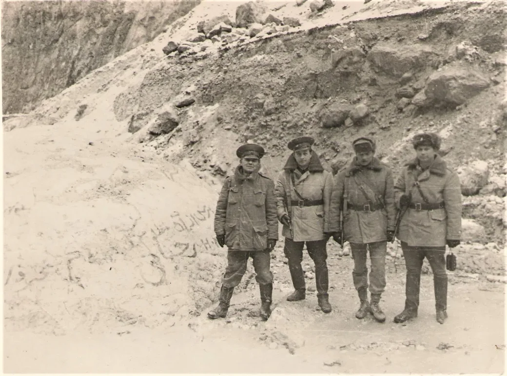 Ущелье Мормоль, март 1983 г. Евгений Демков – справа. «Вот на этом камне (слева) душманы клялись