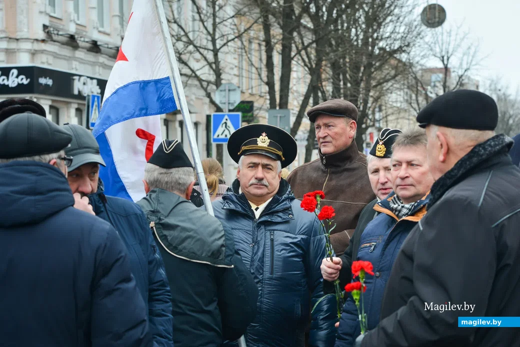23.02.2021. Бобруйск. Возложение венков и цветов, торжественное прохождение воинов Бобруйского