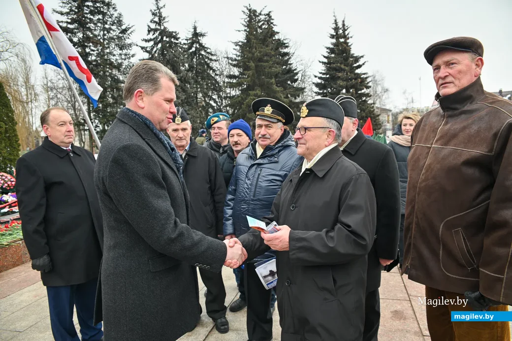 23.02.2021. Бобруйск. Возложение венков и цветов, торжественное прохождение воинов Бобруйского