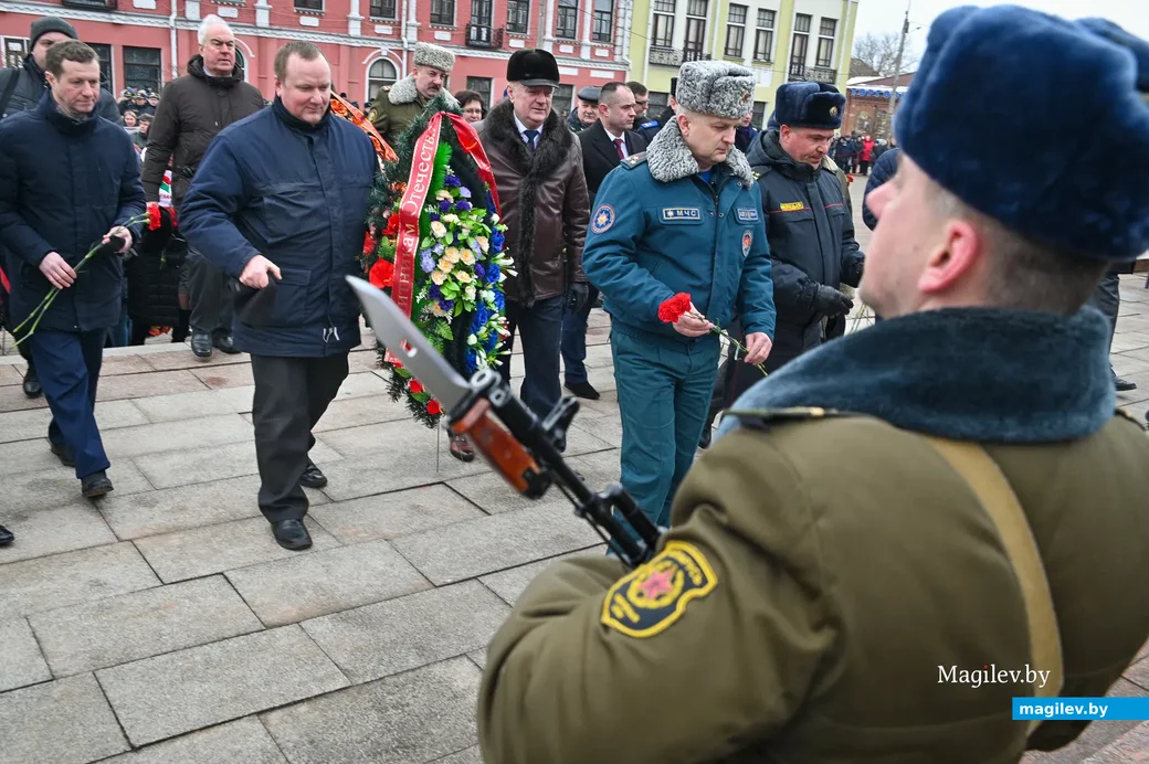 23.02.2021. Бобруйск. Возложение венков и цветов, торжественное прохождение воинов Бобруйского