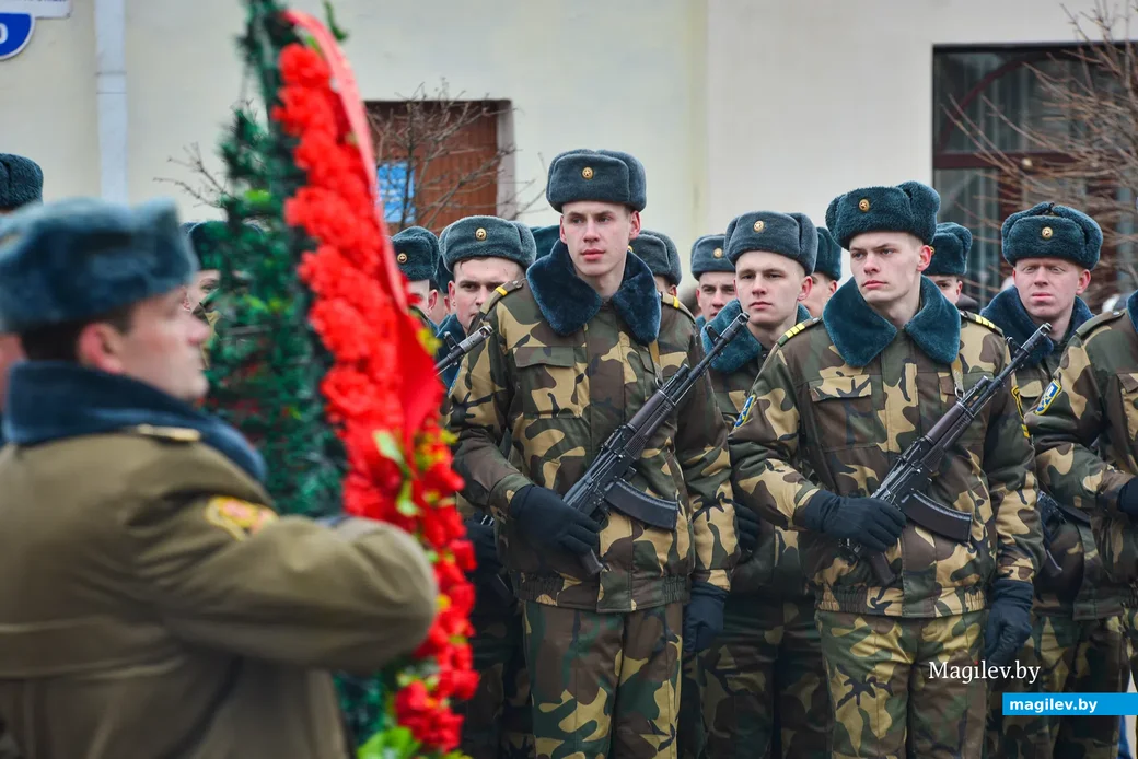 23.02.2021. Бобруйск. Возложение венков и цветов, торжественное прохождение воинов Бобруйского