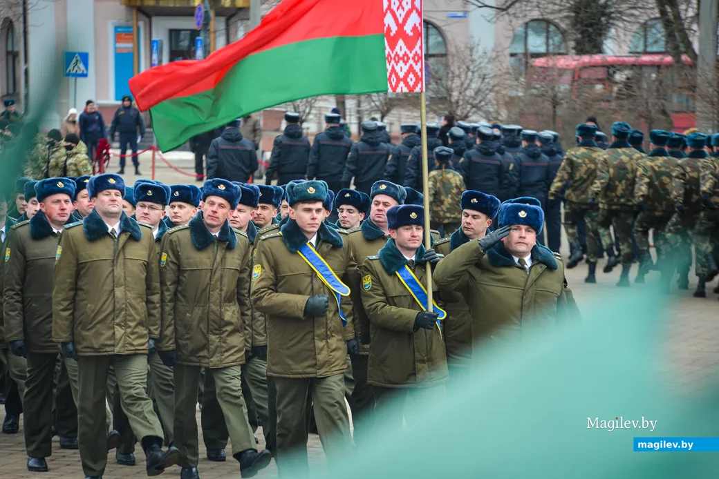 23.02.2021. Бобруйск. Возложение венков и цветов, торжественное прохождение воинов Бобруйского