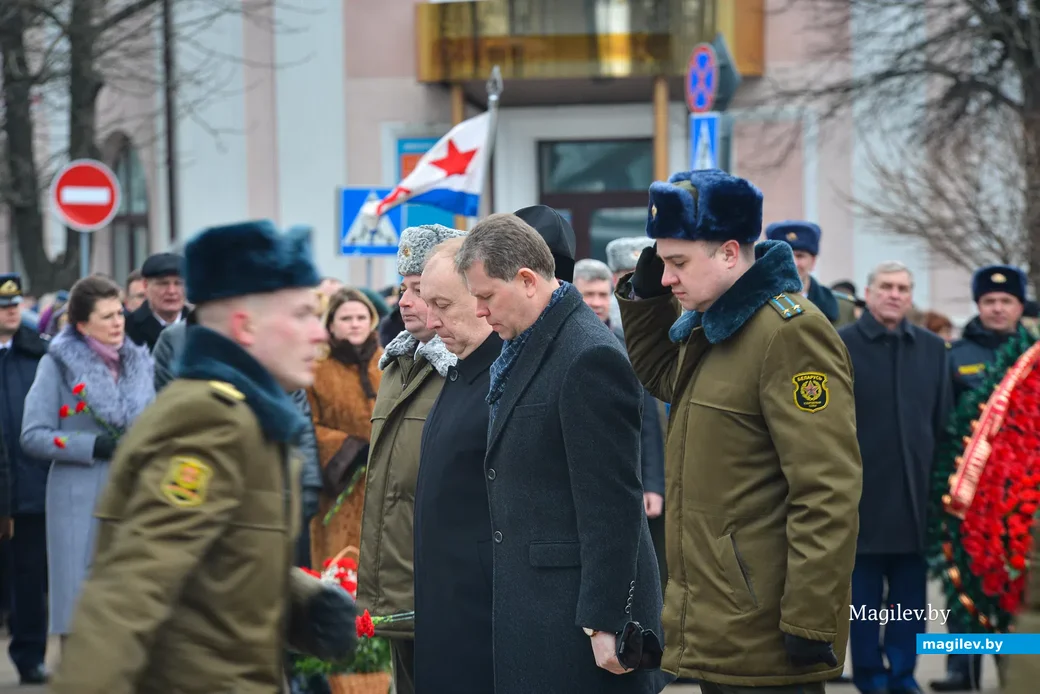 23.02.2021. Бобруйск. Возложение венков и цветов, торжественное прохождение воинов Бобруйского