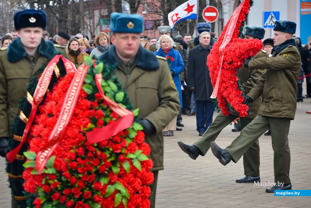 23.02.2021. Бобруйск. Возложение венков и цветов, торжественное прохождение воинов Бобруйского