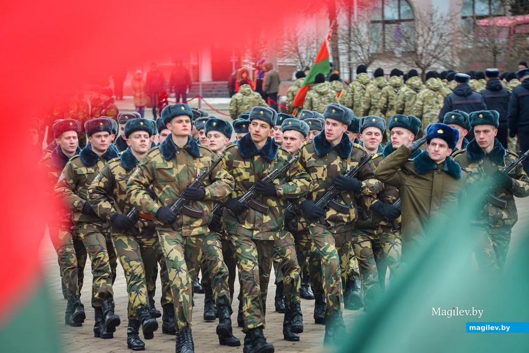 23.02.2021. Бобруйск. Возложение венков и цветов, торжественное прохождение воинов Бобруйского