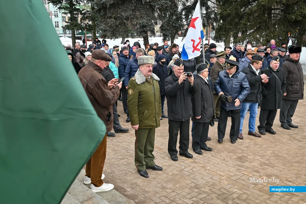 23.02.2021. Бобруйск. Возложение венков и цветов, торжественное прохождение воинов Бобруйского