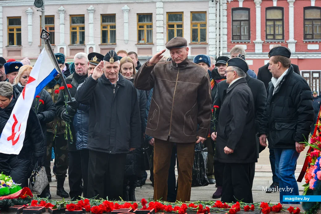 23.02.2021. Бобруйск. Возложение венков и цветов, торжественное прохождение воинов Бобруйского