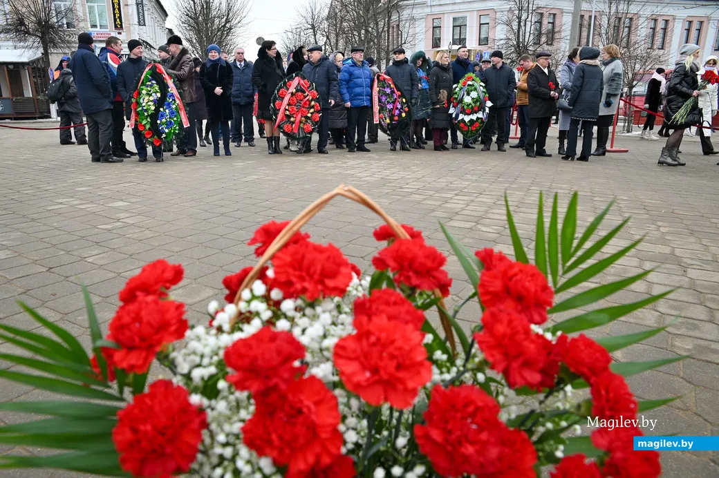 23.02.2021. Бобруйск. Возложение венков и цветов, торжественное прохождение воинов Бобруйского