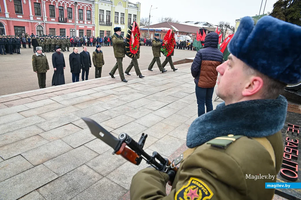23.02.2021. Бобруйск. Возложение венков и цветов, торжественное прохождение воинов Бобруйского