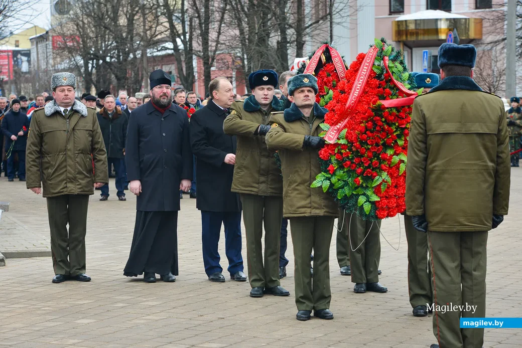 23.02.2021. Бобруйск. Возложение венков и цветов, торжественное прохождение воинов Бобруйского