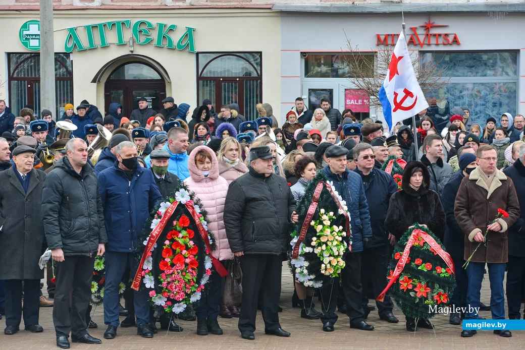 23.02.2021. Бобруйск. Возложение венков и цветов, торжественное прохождение воинов Бобруйского