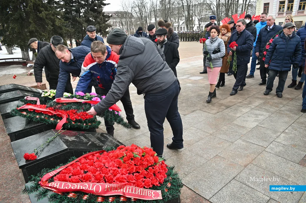 23.02.2021. Бобруйск. Возложение венков и цветов, торжественное прохождение воинов Бобруйского