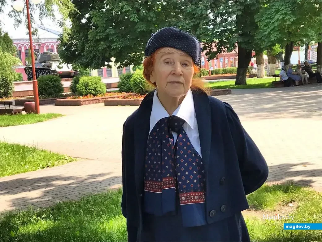 Надежда Никитична Былынка сегодня, в экстерьере площади Победы. Фото: Евгения ВИННИК